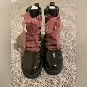 Stylish Brown Patent Combact Boots w/ pink ribbon shoe laces size 7 (Preowned)